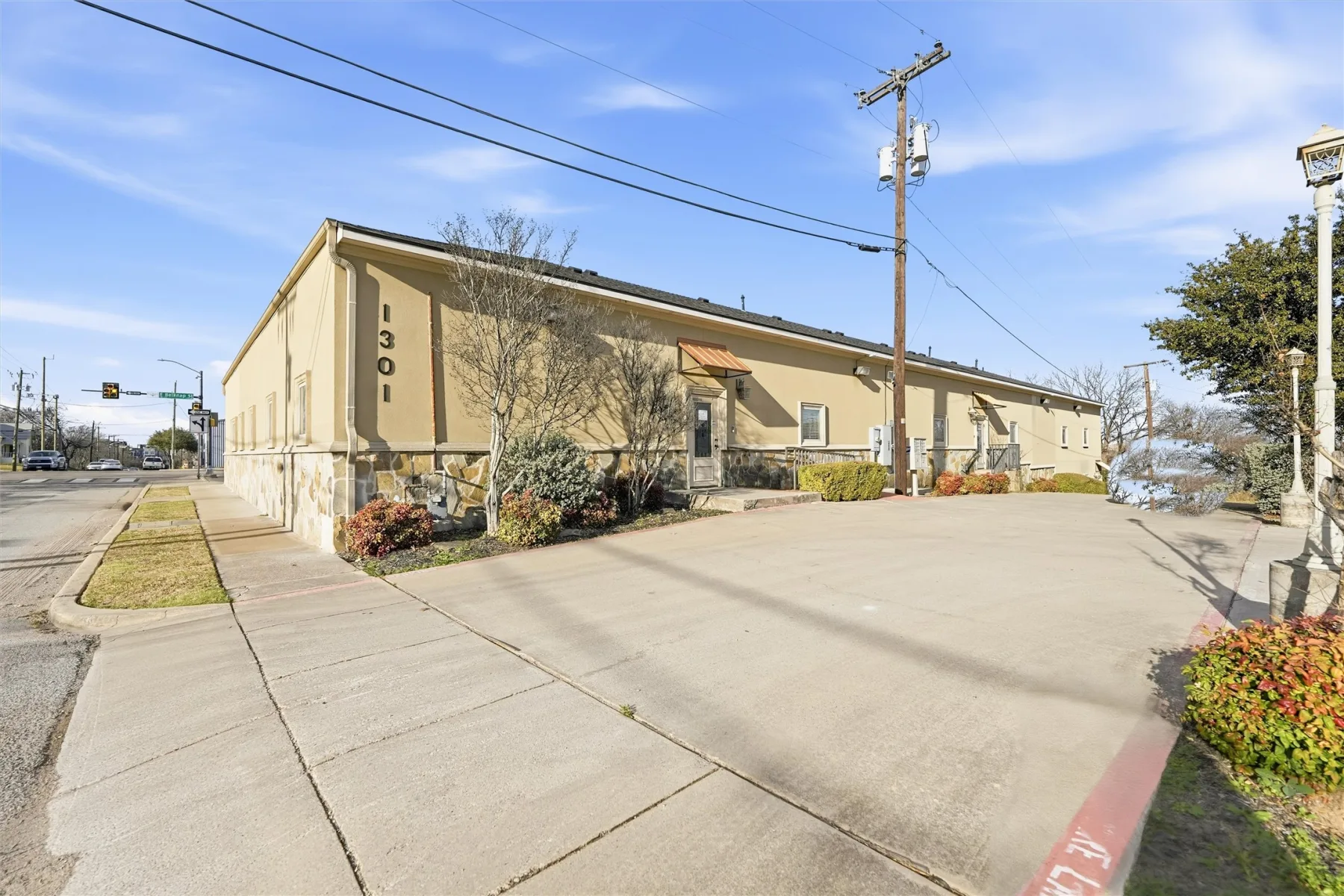 1301 E Weatherford Street photograph 03